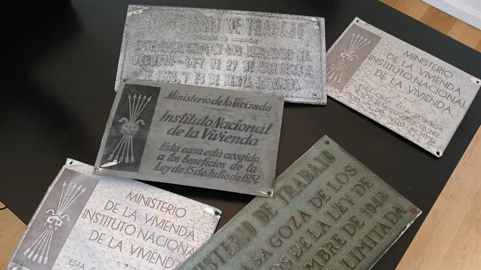 San Sebastián retira las últimas placas franquistas de edificios privados