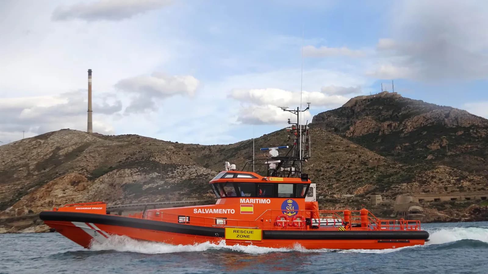 Rescatan a 19 hombres de una embarcación a la deriva frente a Cabo de Palos