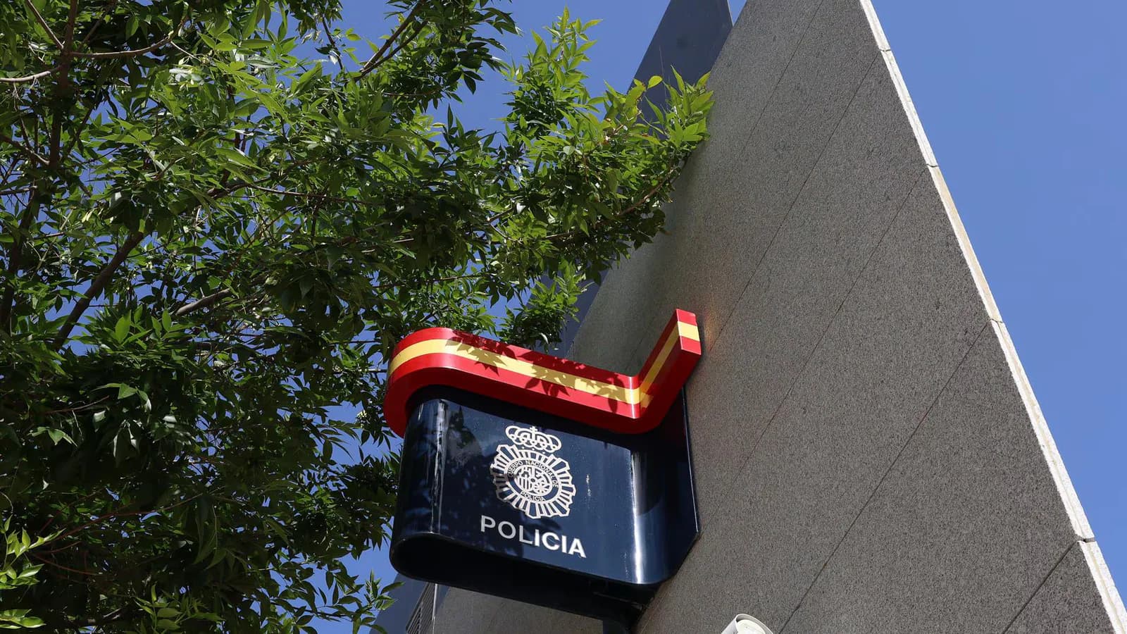 Detienen en Móstoles a un policía nacional por dejar su pistola a un conocido