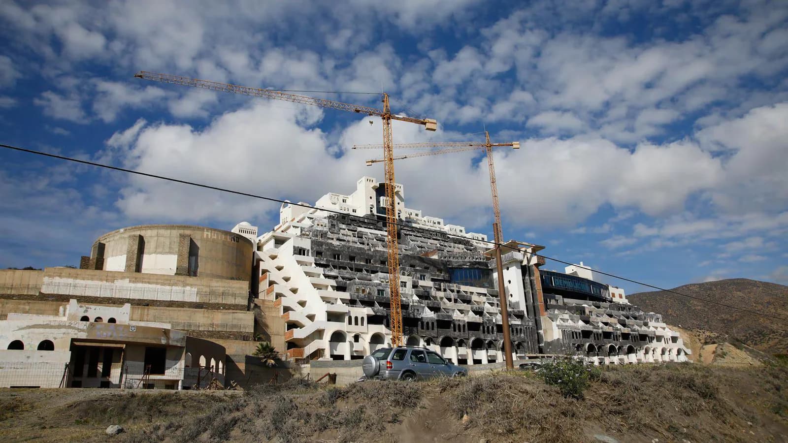Carboneras: amenazan con una querella si no se revisa el trámite del hotel Algarrobico