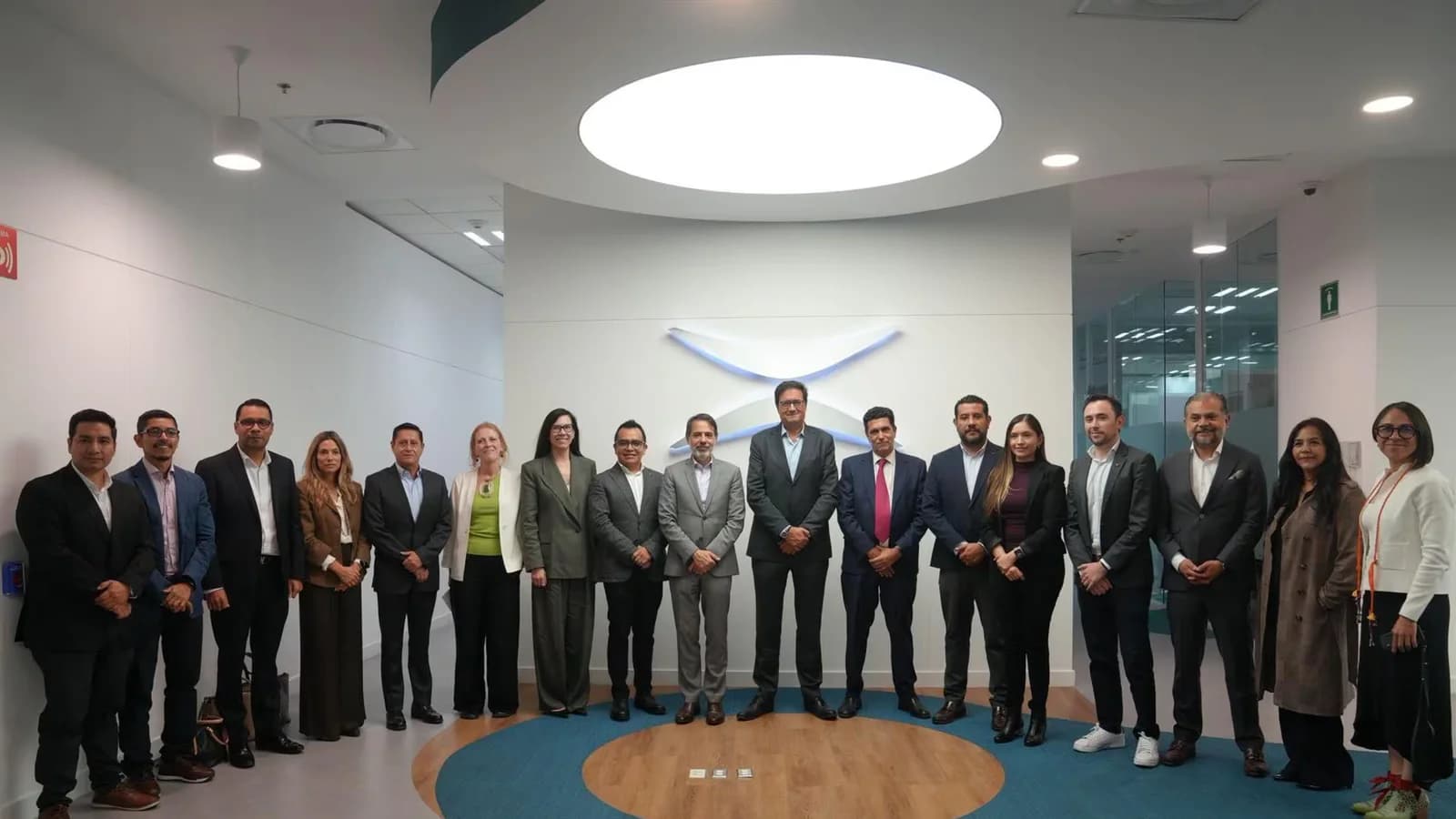 Óscar López visitó en México la sede de la tecnológica navarra Veridas