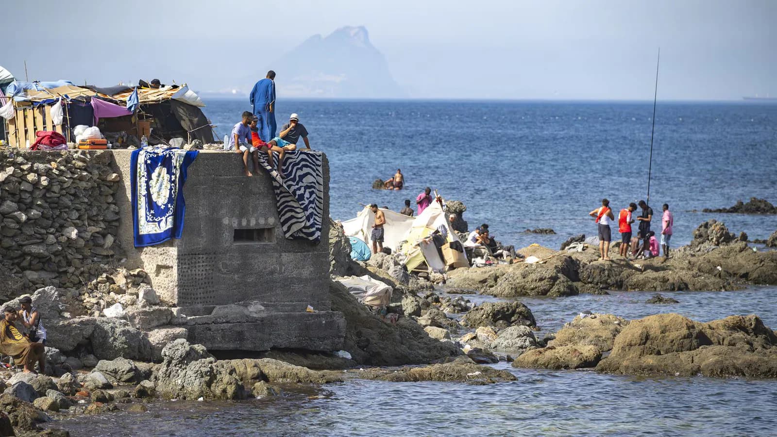 Denuncian la muerte violenta de una cría de delfín en una playa de Ceuta