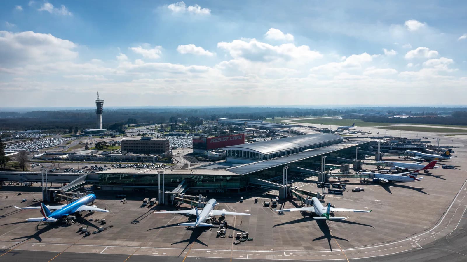 Autorizan viajes y levantan restricciones para dos acusados por contrabando de oro