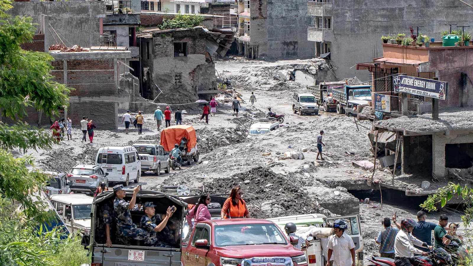 Nepal eleva a 1.344 los muertos por las inundaciones en la frontera con China