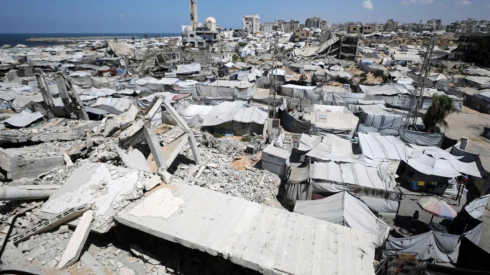 Recuperan en Gaza los restos de 55 personas sepultadas desde un bombardeo de 2023