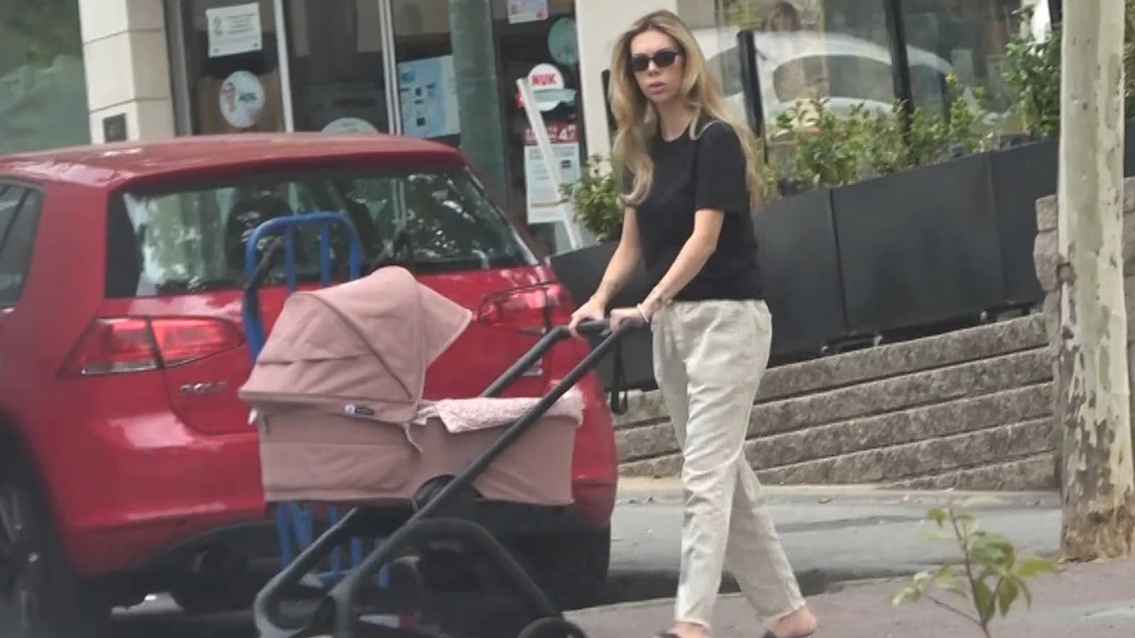 Alejandra Rubio paseó con su hija Tessa por primera vez tras el parto
