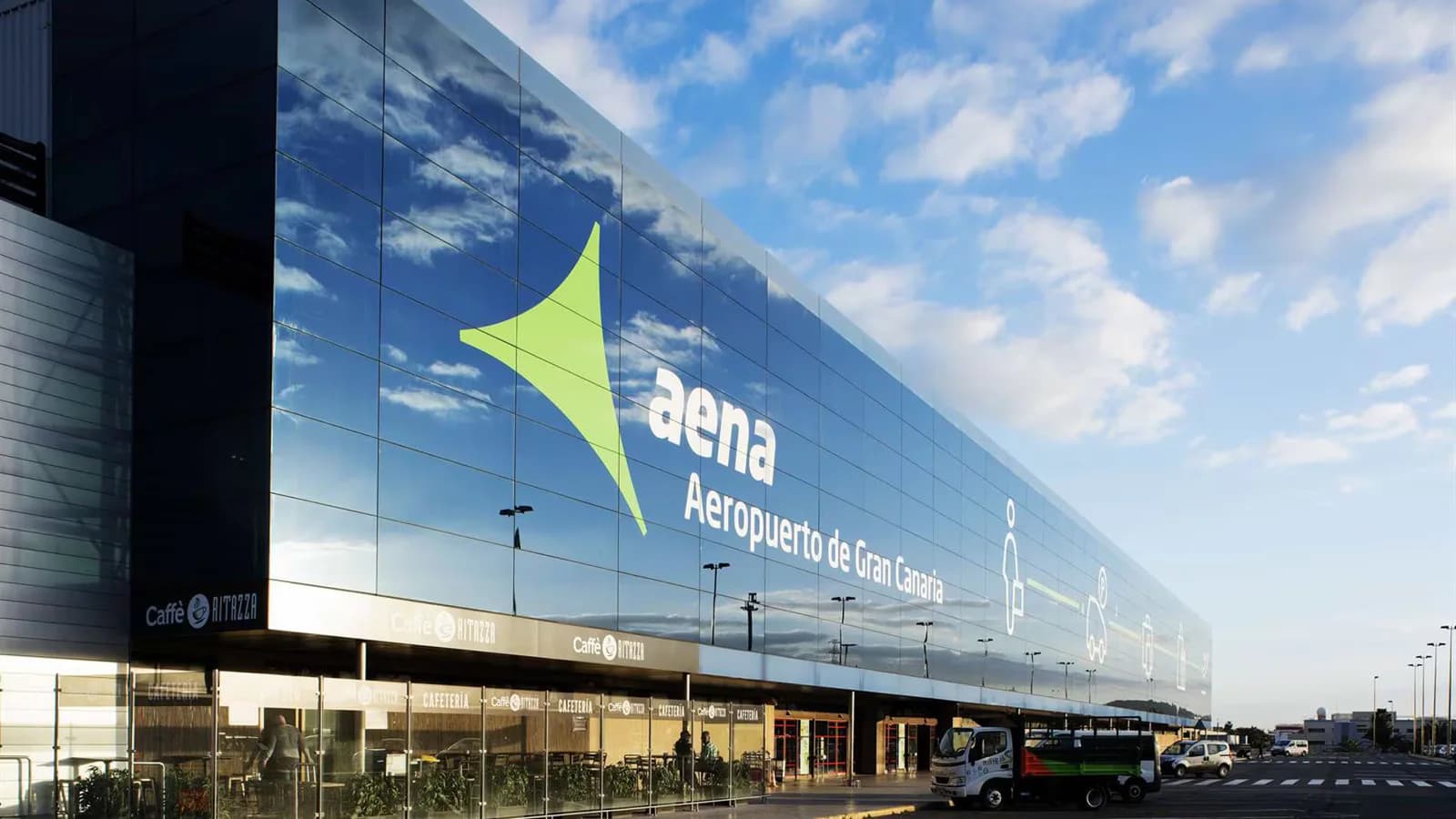 Canarias y el Estado postergan a septiembre la reunión sobre los aeropuertos