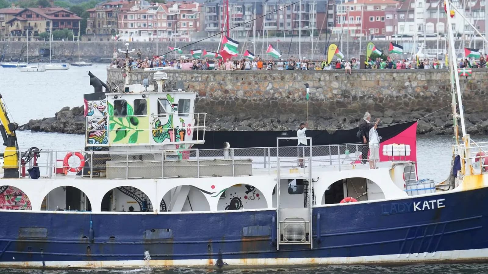 Más de un centenar de personas recibió en Euskadi al barco de la Freedom Flotilla