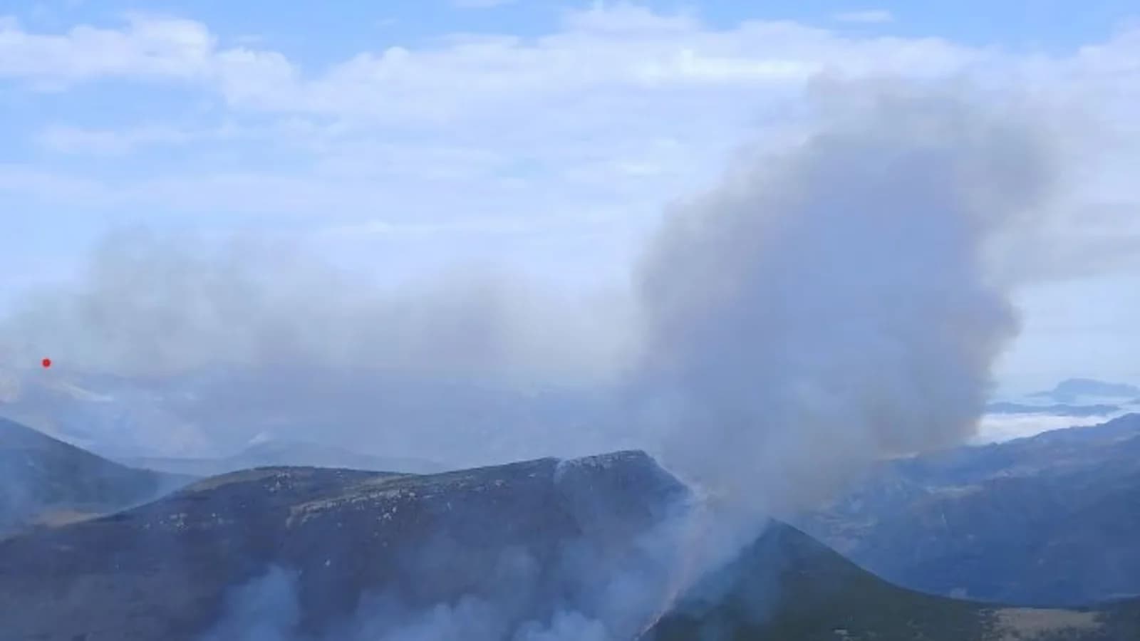 El incendio de Pendilla de Arbas pasa a Asturias y mantiene su foco más activo