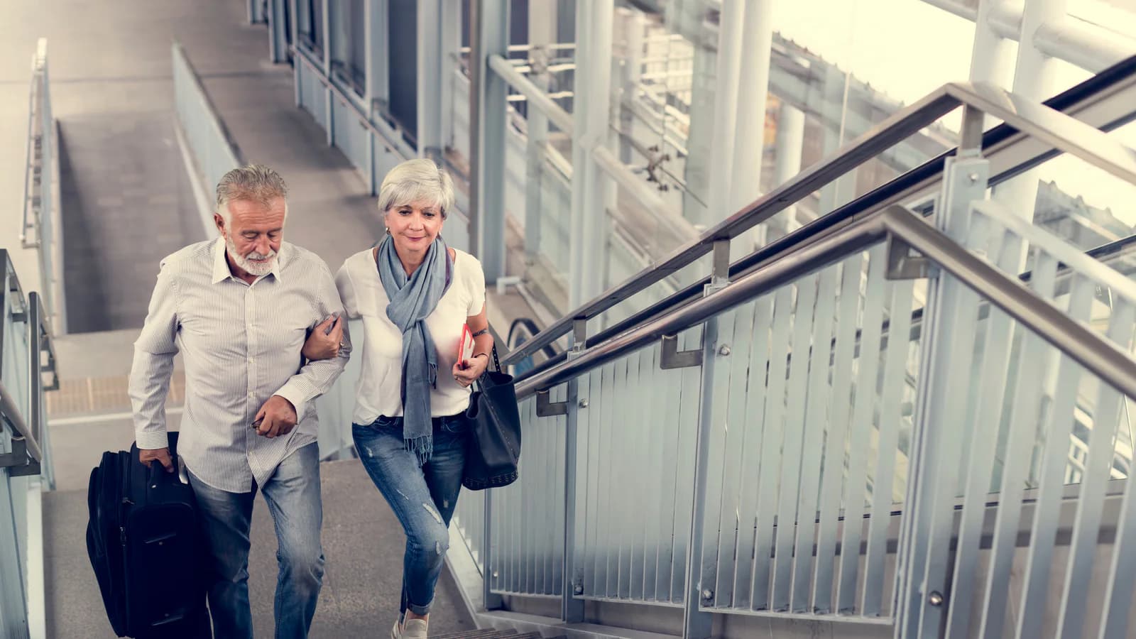 Caminar largas distancias no garantiza facilidad para subir escaleras