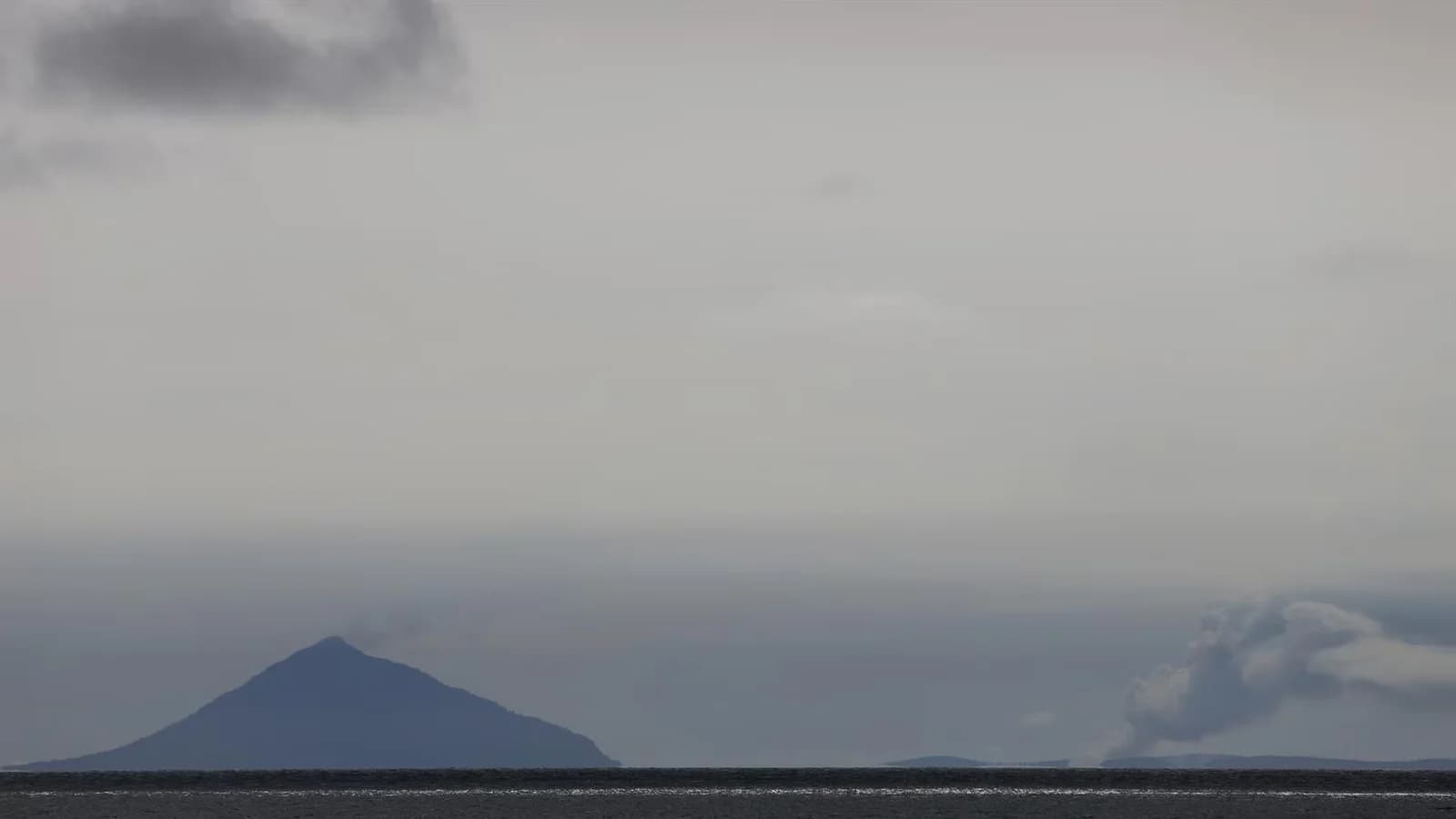 Indonesia restringe vuelos por el Anak Krakatau y descarta riesgo de tsunami