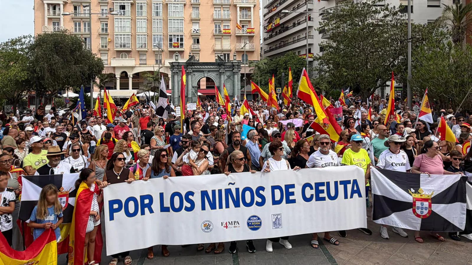 Una protesta en Ceuta reclamó seguridad en las escuelas y medidas ante la crisis migratoria