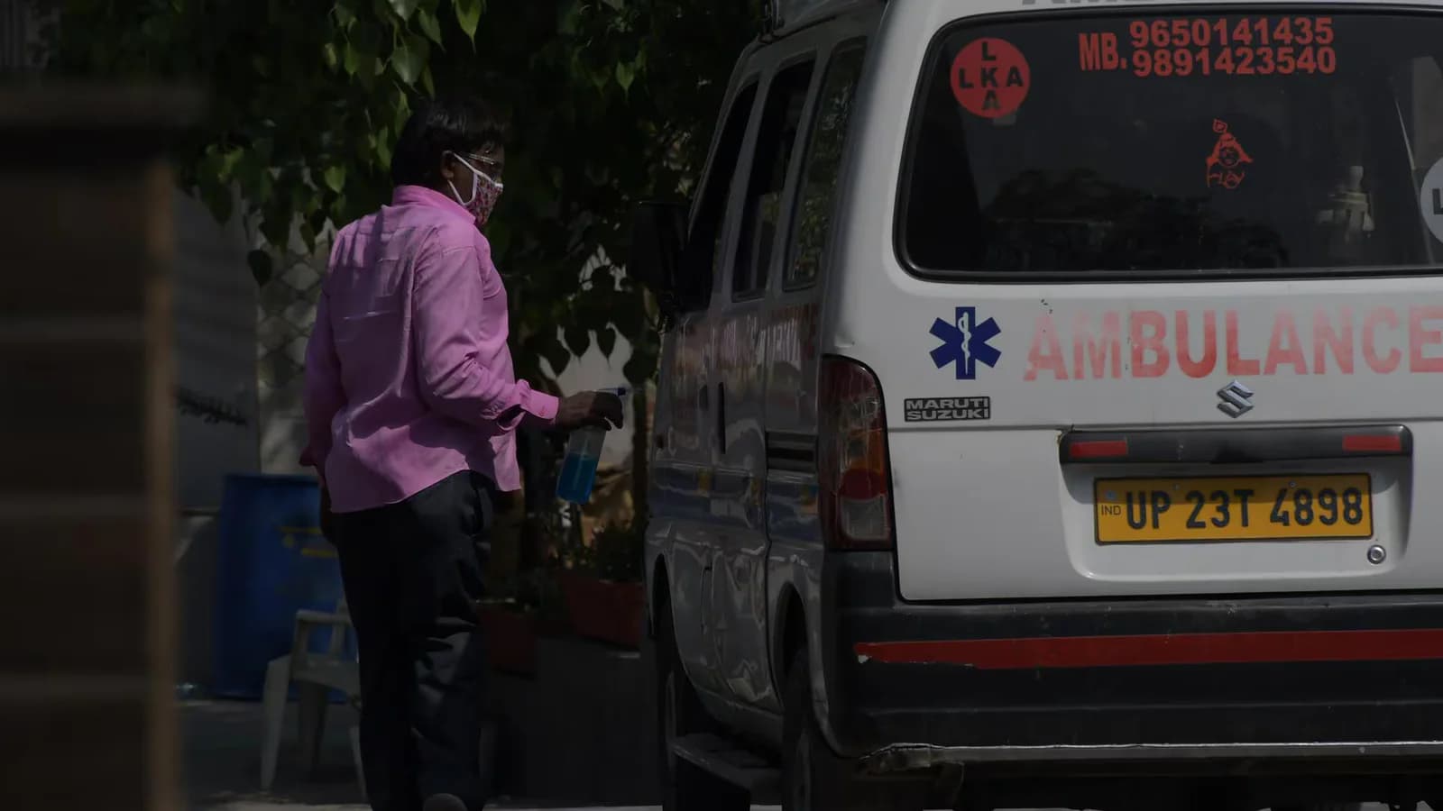 Cinco muertos y dos heridos críticos por el derrumbe de un hostal en Delhi