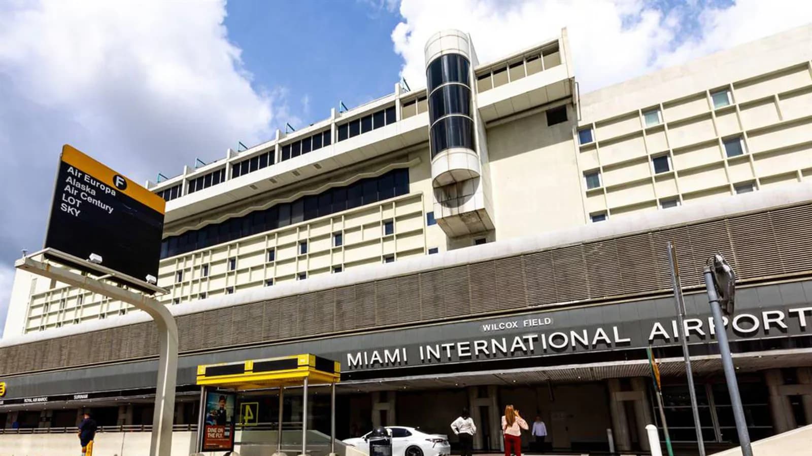 Un avión de carga se incendió tras salirse de la pista en el aeropuerto de Miami