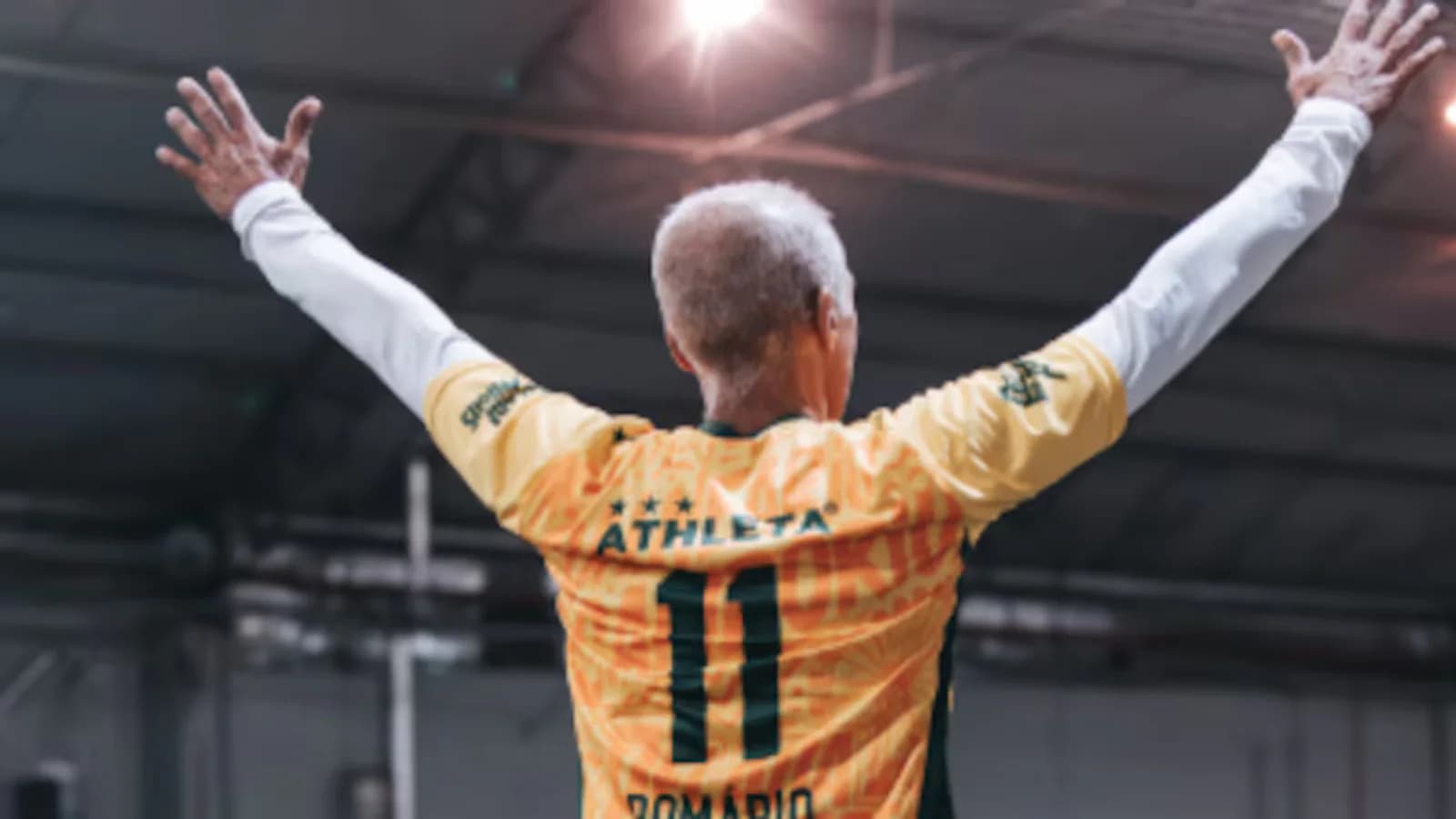 A los 60 años, Romario volvió a sorprender con un gol de rabona