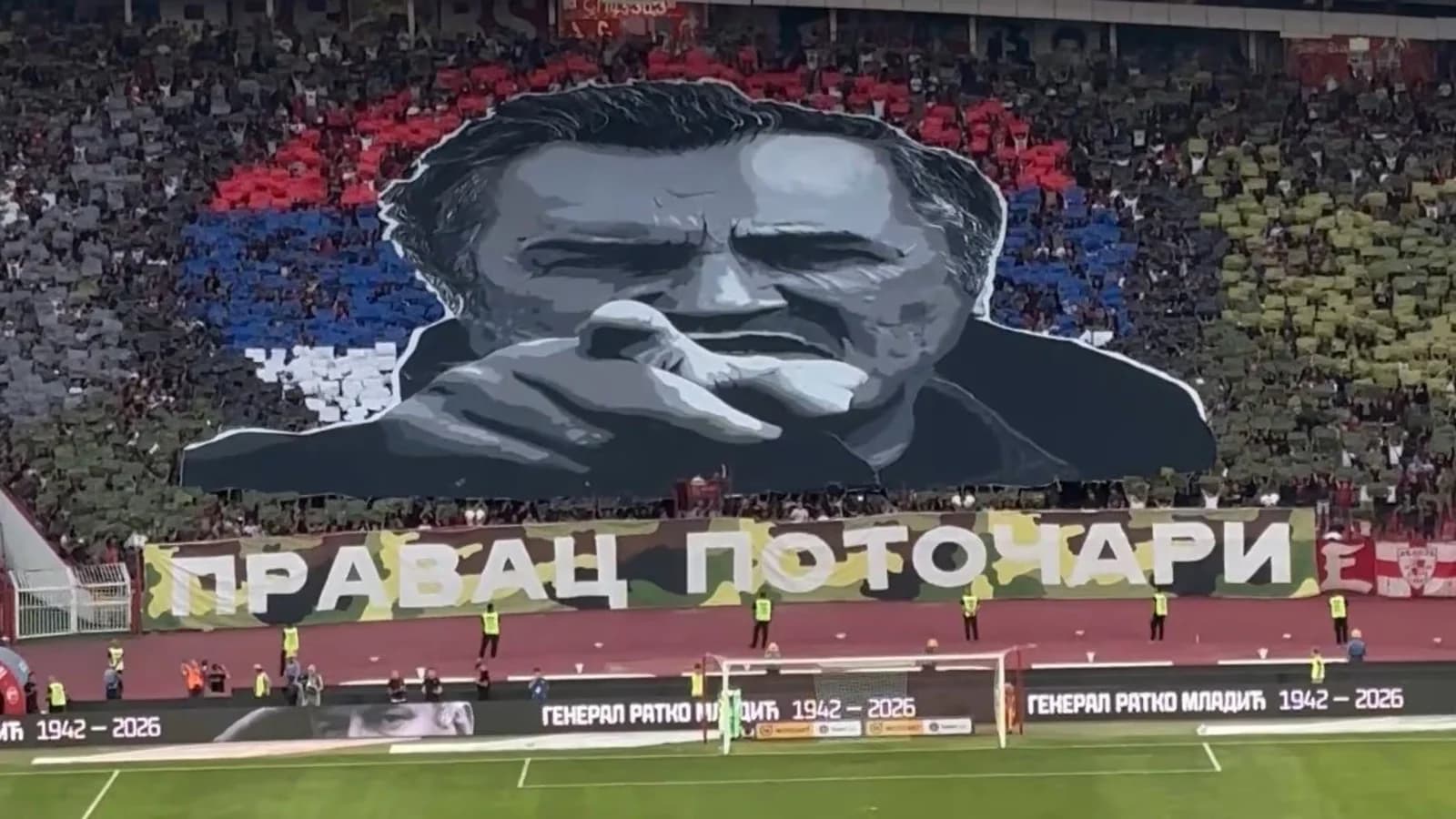 Hinchadas de Estrella Roja y Partizan homenajearon a Ratko Mladic en Belgrado