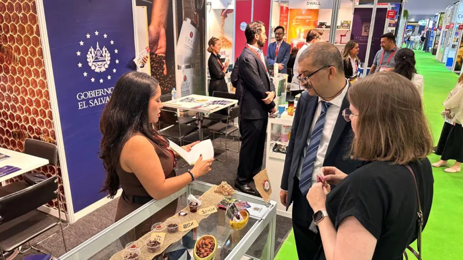 Empresas de El Salvador promovieron café, cacao y licores en una feria de Turquía