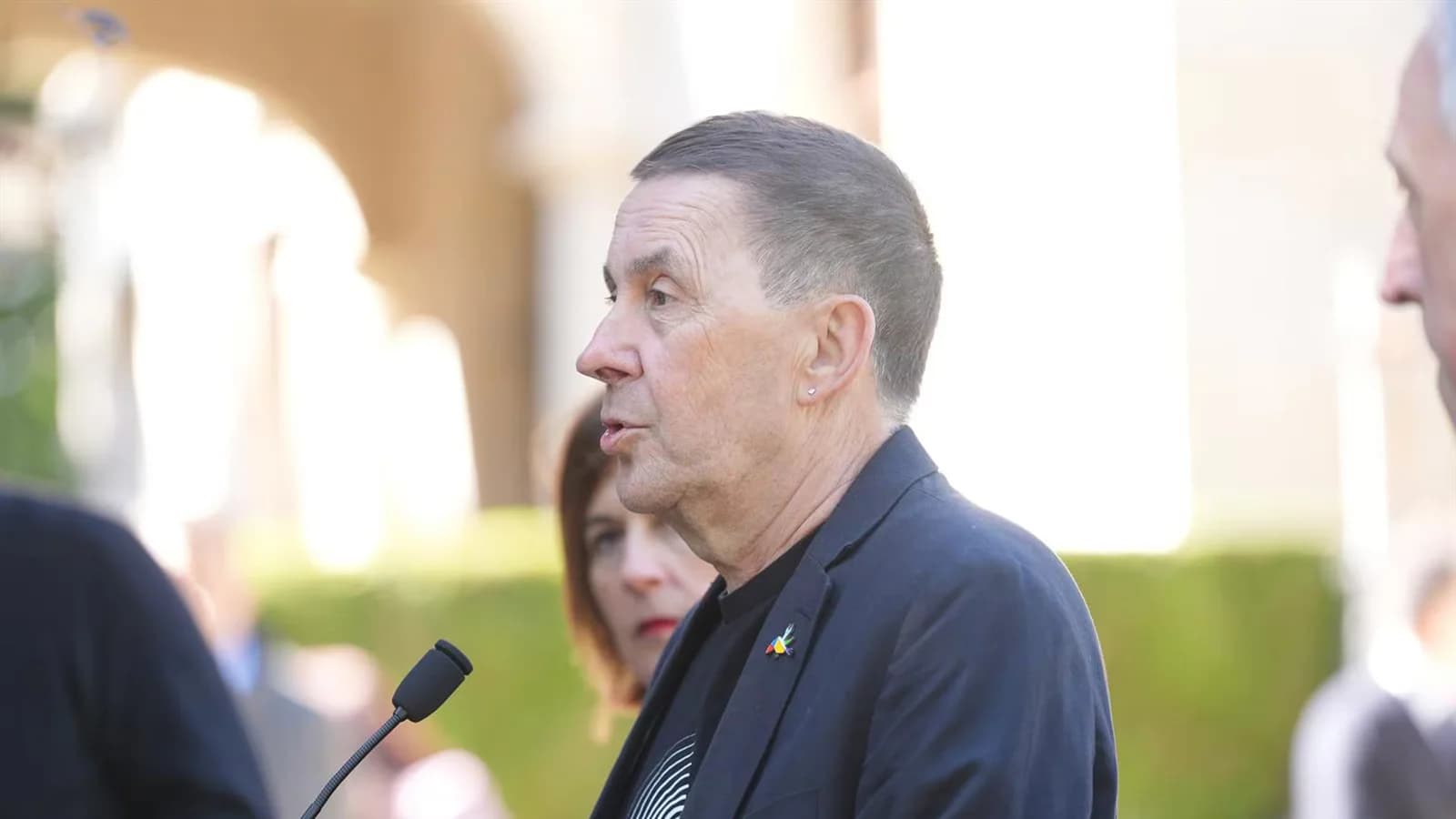 Otegi reclama a Pradales una posición sobre el autogobierno vasco
