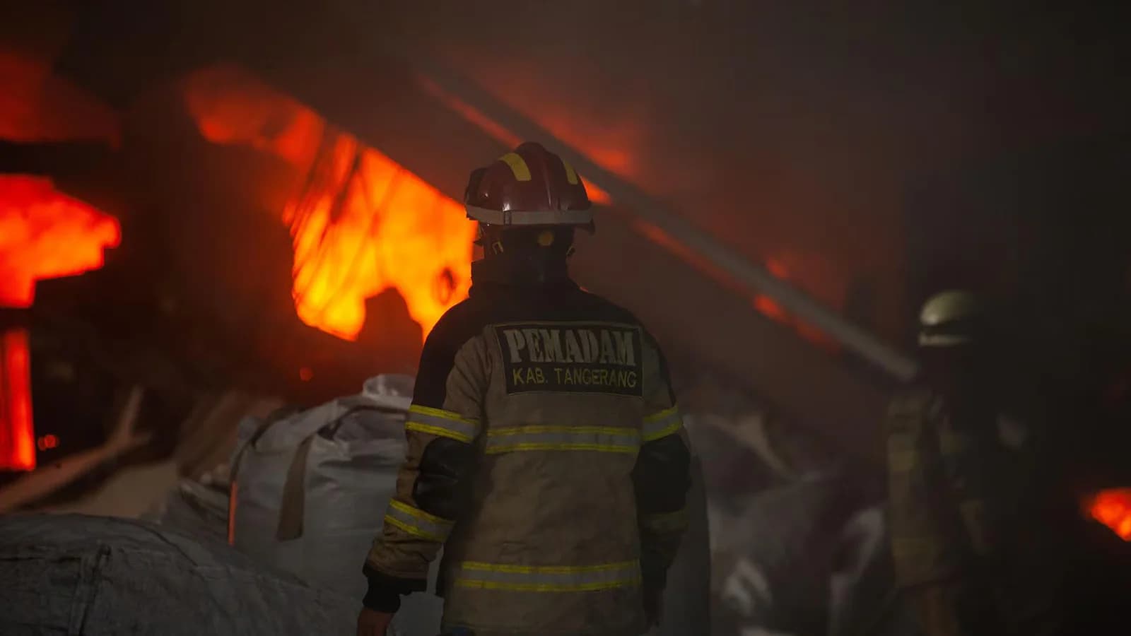 Incendio en un mercado de Indonesia dejó 11 muertos, incluidos seis niños