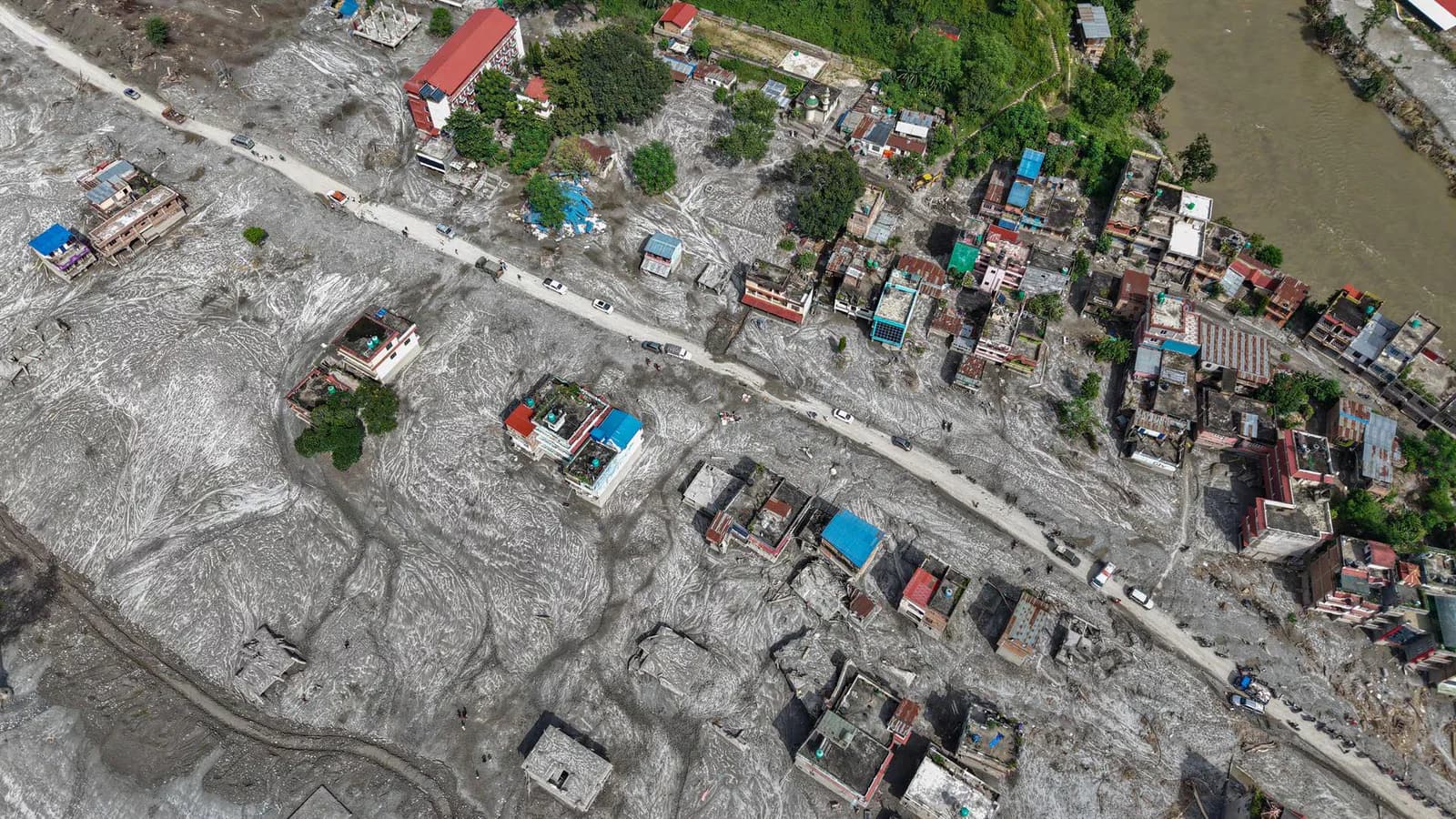 Nepal eleva a 1.355 los muertos por las inundaciones en la frontera con China