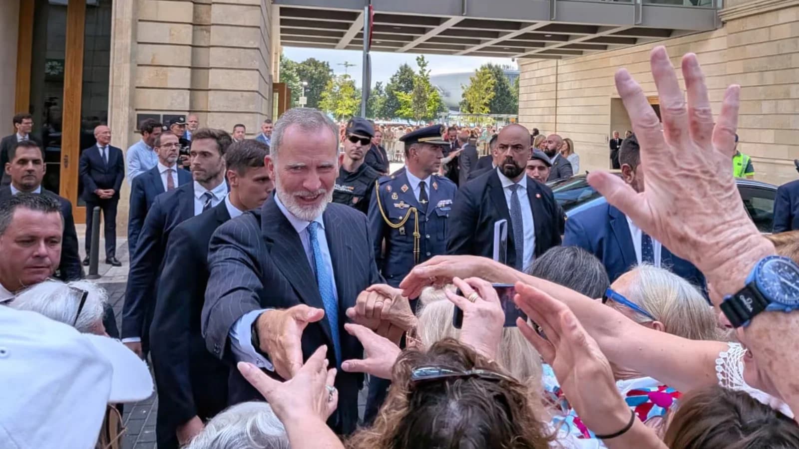 Felipe VI inaugura el centro de arte Faro Santander ante vecinos y turistas