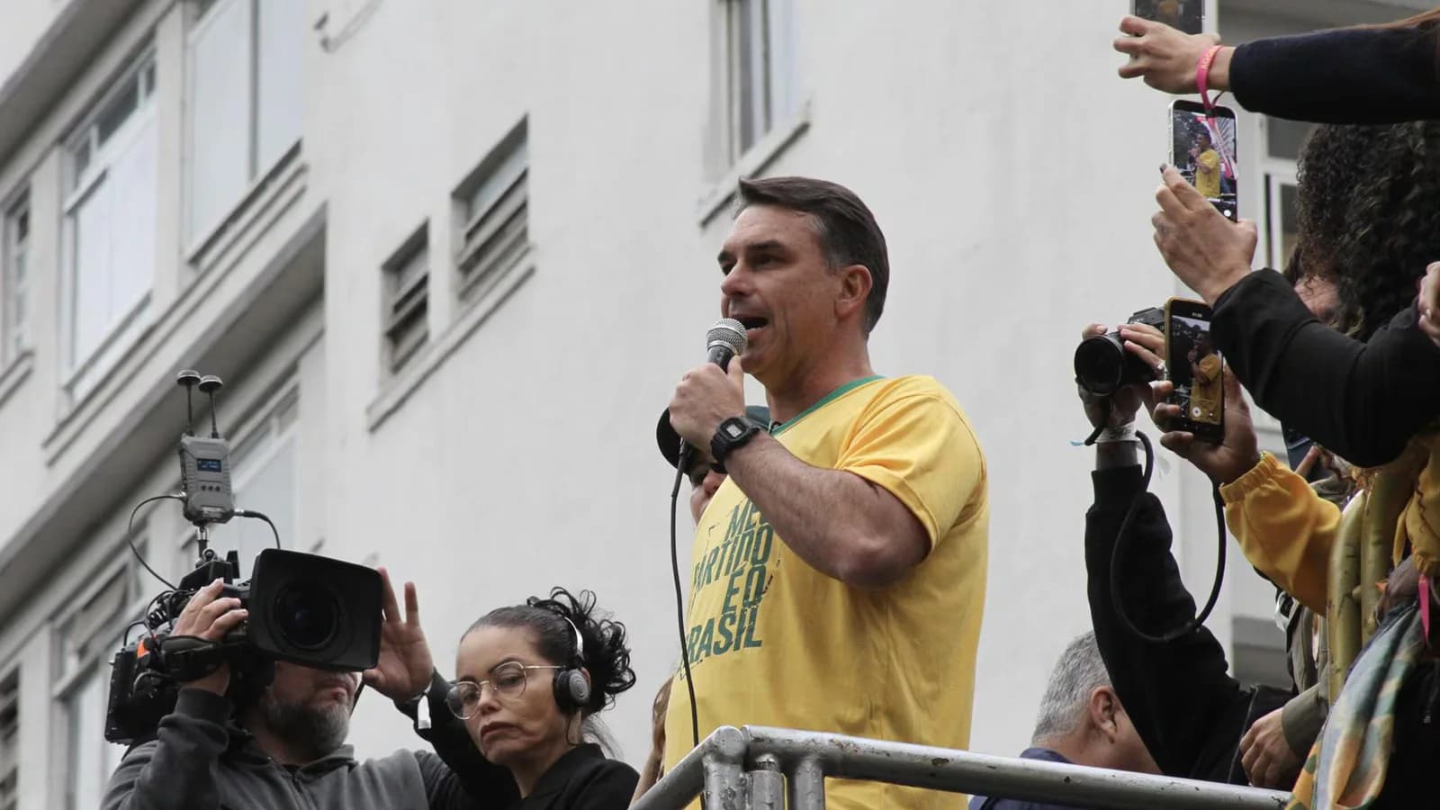 Flávio Bolsonaro acusa a Lula de estar asociado con Alexandre de Moraes