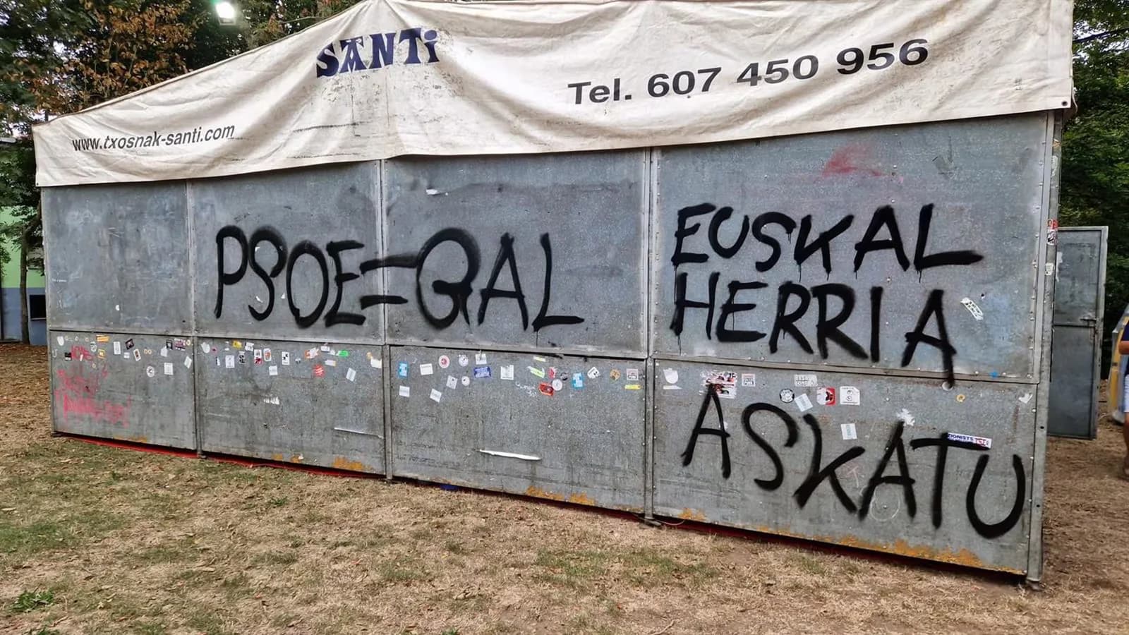 Atacan con pintadas la txosna socialista de Eibar instalada en Arrate