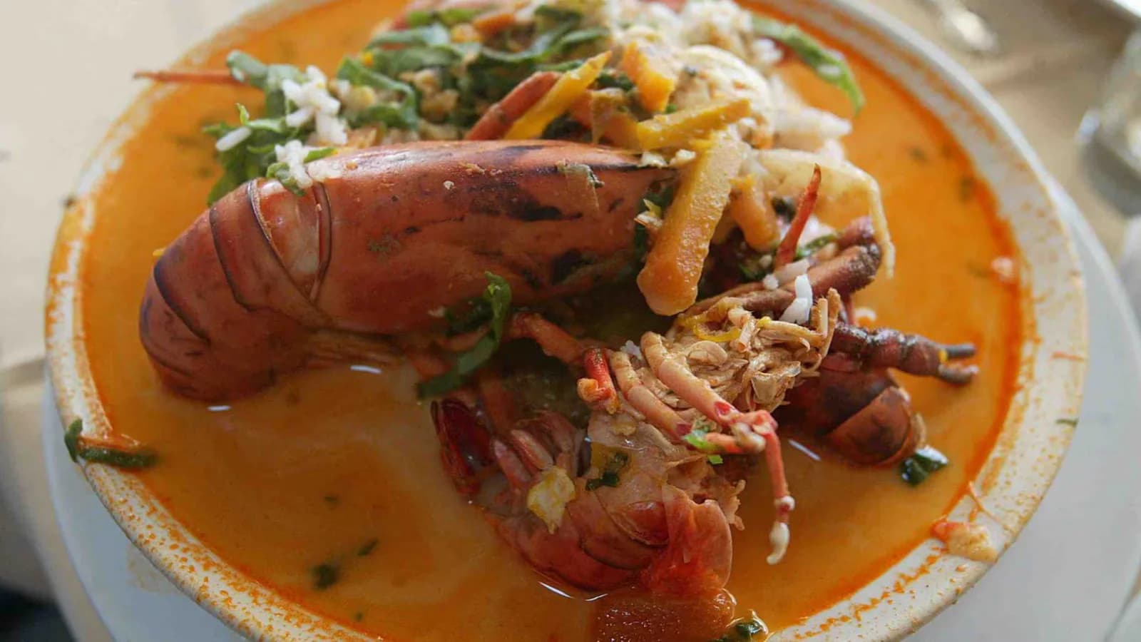 Chupe de camarones: receta peruana con leche, queso y ají
