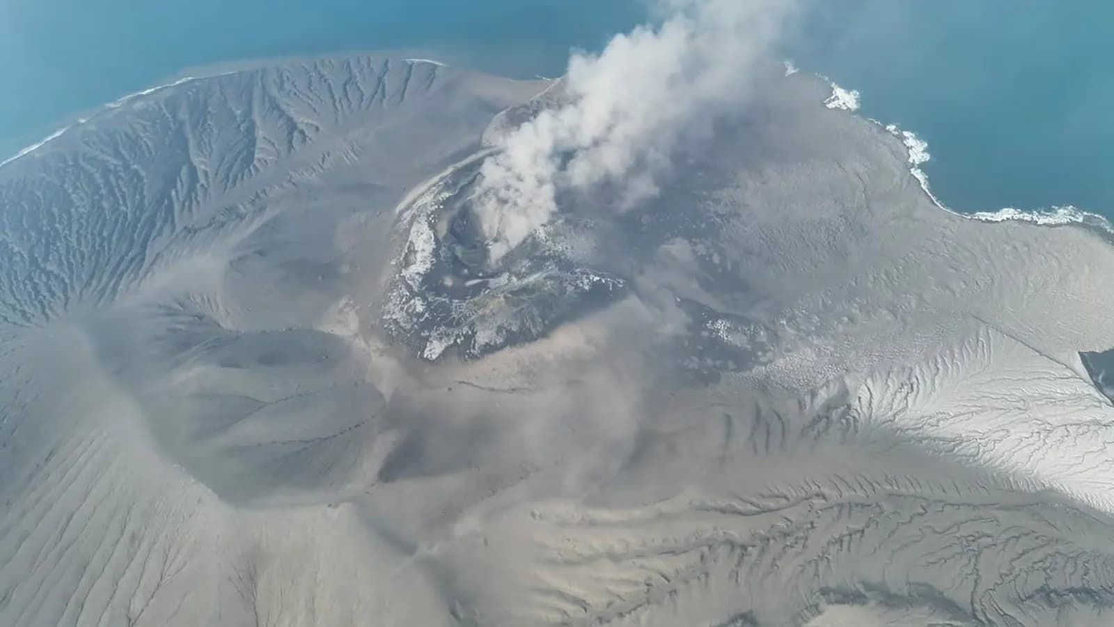 Buscan una barca con ocho desaparecidos cerca del volcán Anak Krakatoa