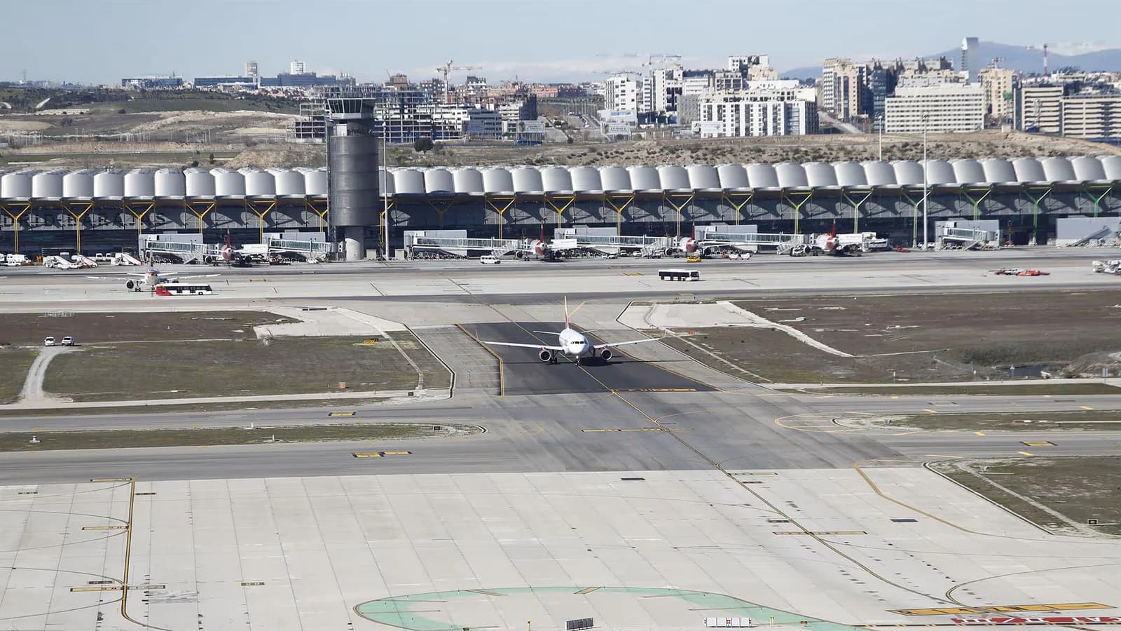 OHLA obtiene un contrato de 40 millones de euros para renovar una pista de Barajas