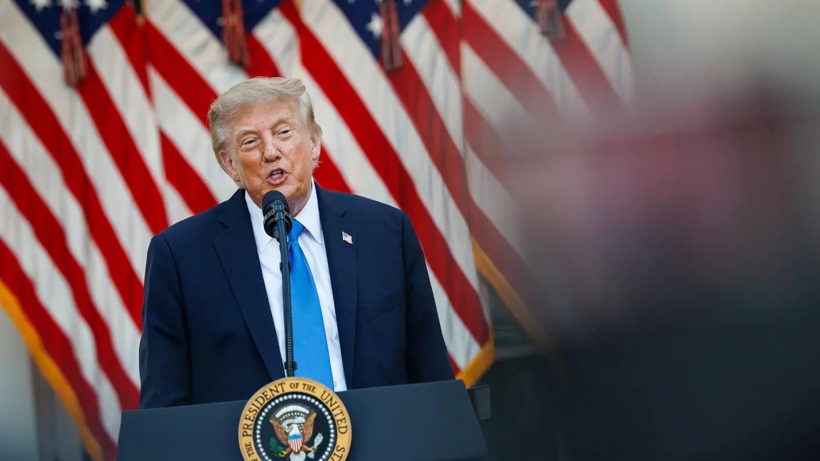 Trump prohíbe importar algunos lácteos y bebidas alcohólicas de Canadá