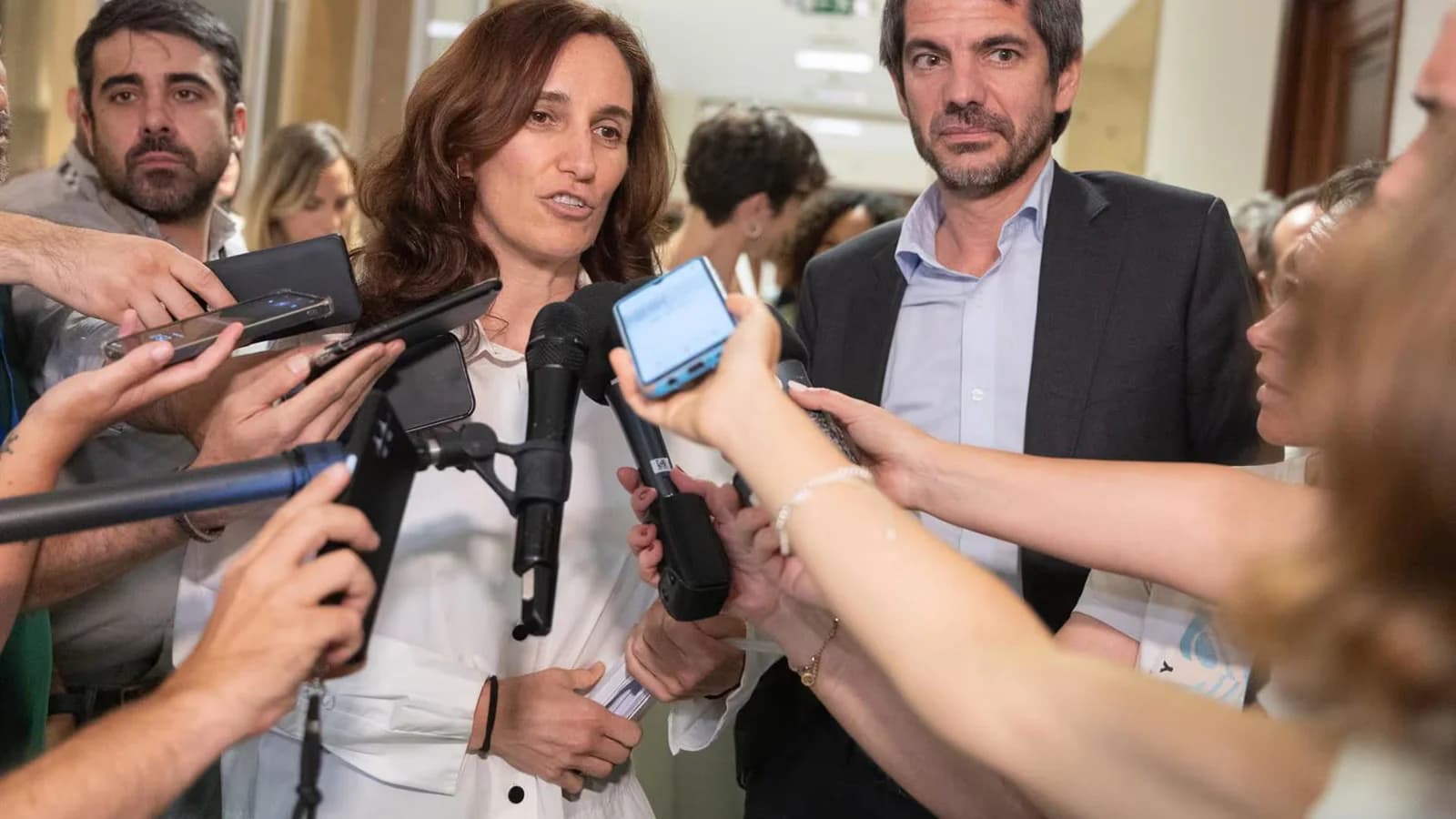 Ministros de Sumar cuestionan al Supremo por suspender el voto de nacionalizados por la ley de nietos