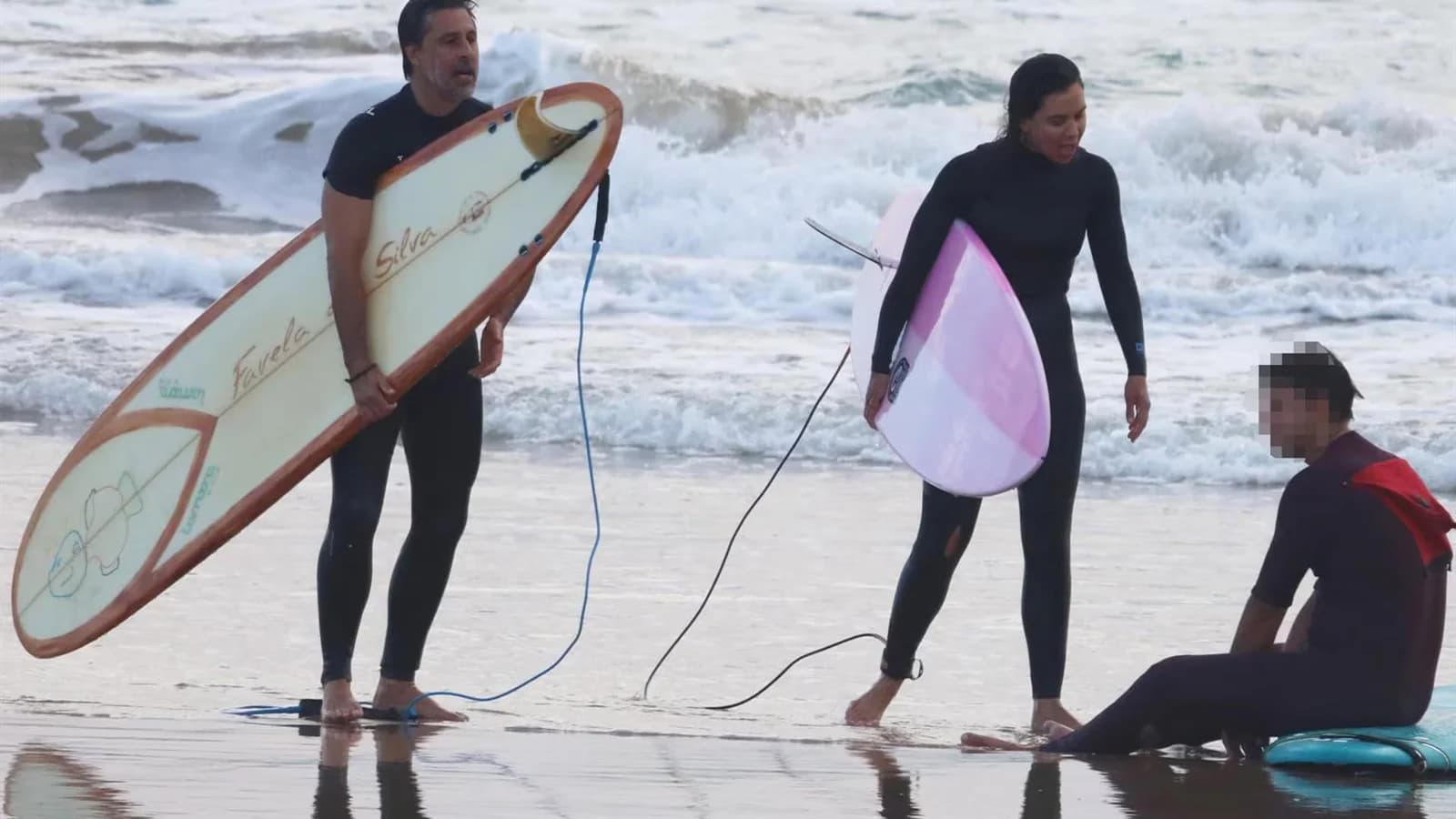 Hugo Silva y Marta Guerras compartieron una jornada de surf en Cádiz