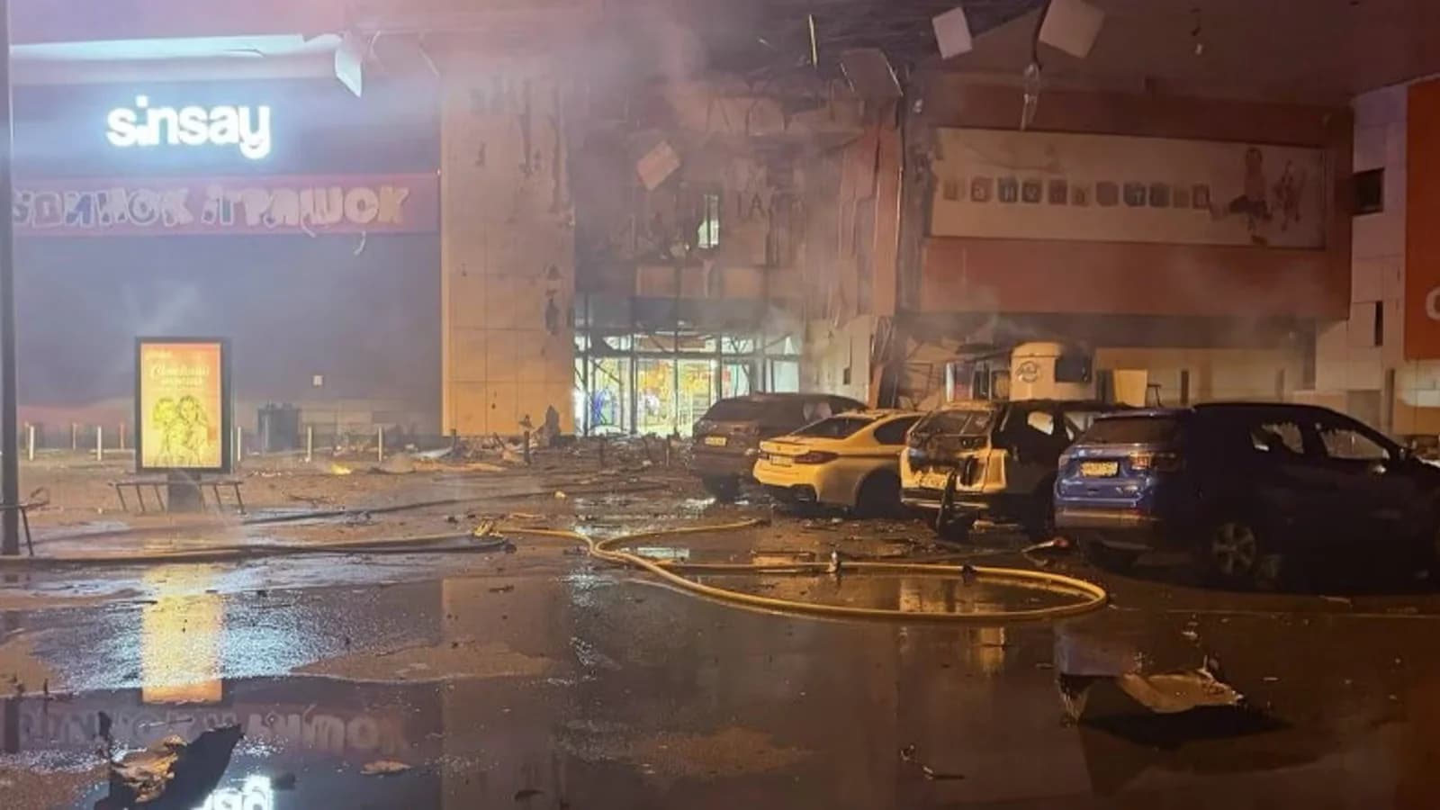 Tres muertos y 14 heridos tras un ataque ruso contra un centro comercial de Sumi