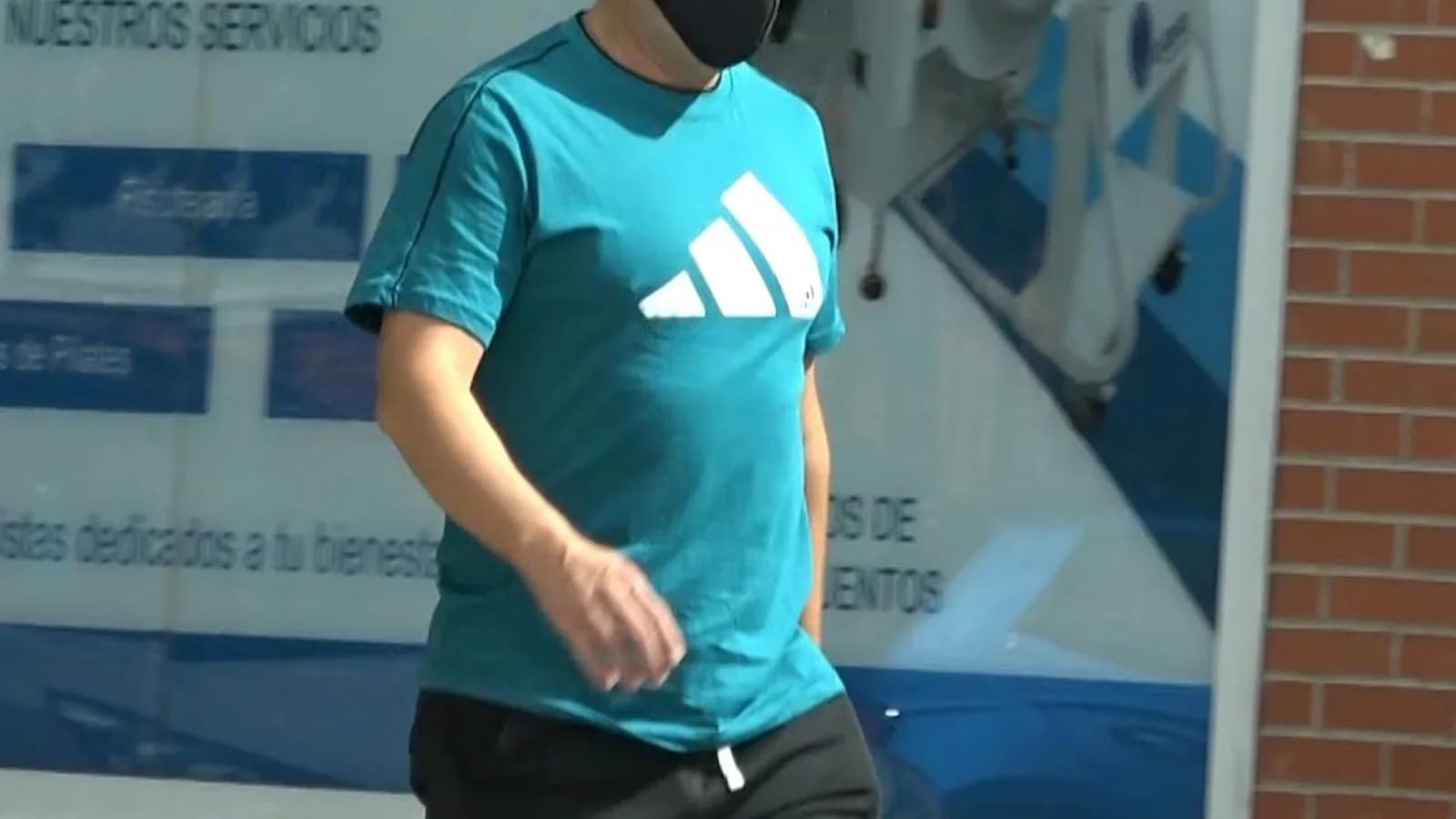 Lucas González se recupera tras su nueva rinoplastia y vuelve a España