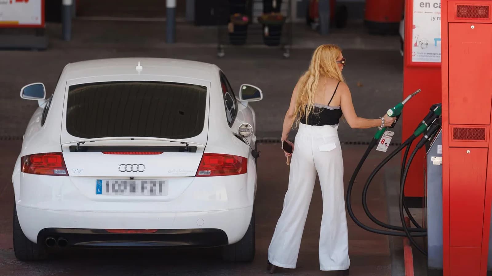 La gasolina sube por décima semana seguida y el diésel baja un 3,75%