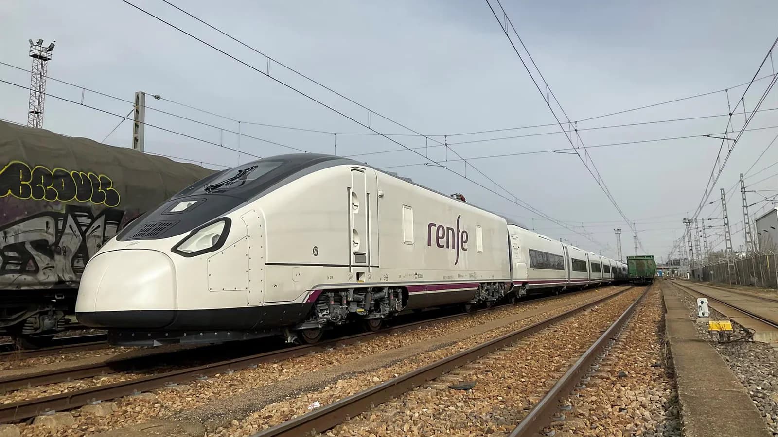 Renfe retira algunos trenes S106 del corredor Madrid-Valencia por las restricciones de velocidad