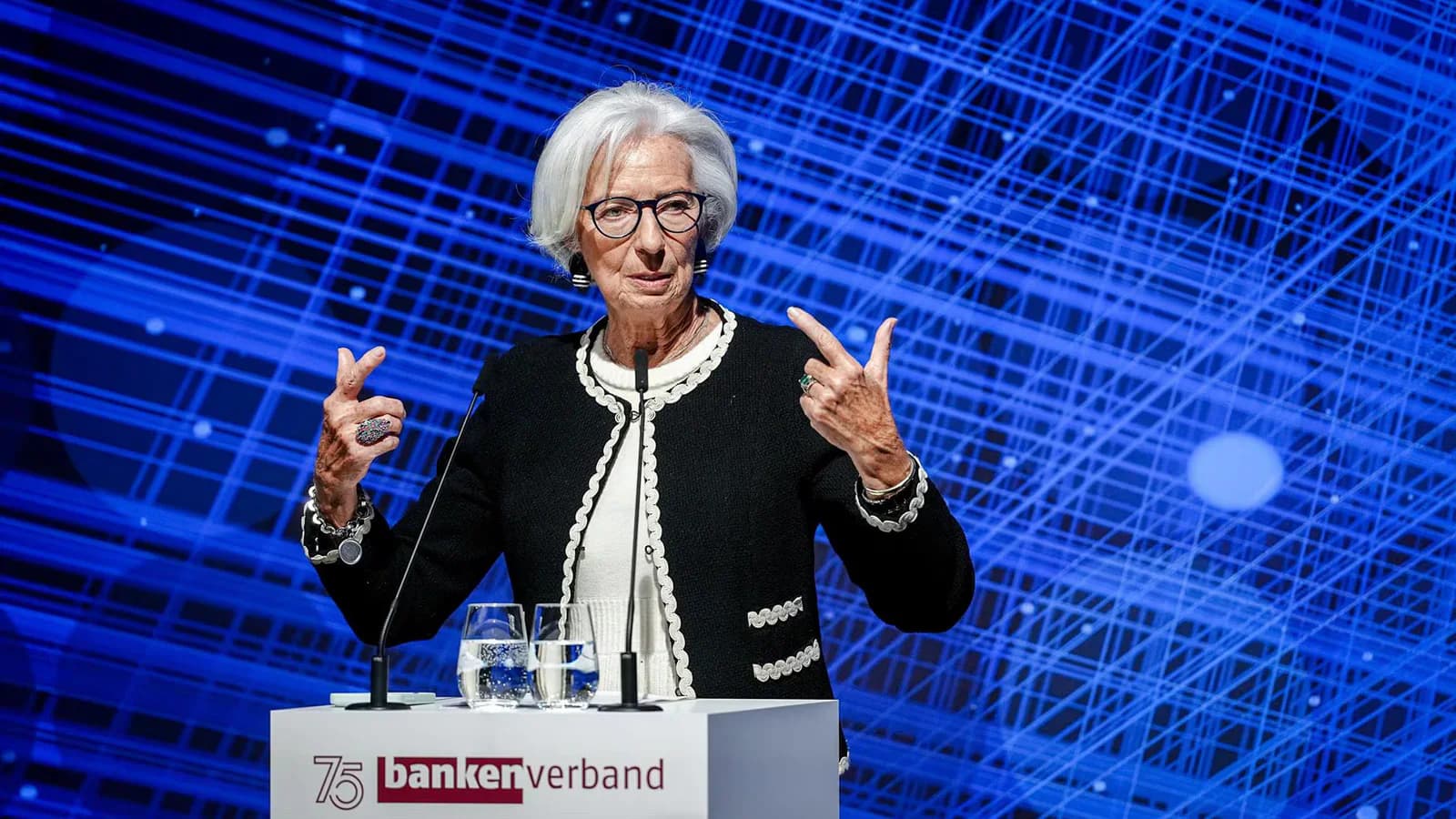Lagarde pide contener el gasto para financiar defensa e inteligencia artificial