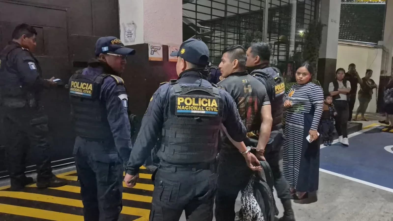 La Policía de Guatemala despejó los bloqueos en las rutas por el precio del combustible