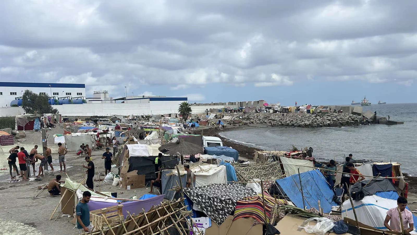 Más de 100 refugios improvisados se extienden por la playa de Benítez, en Ceuta