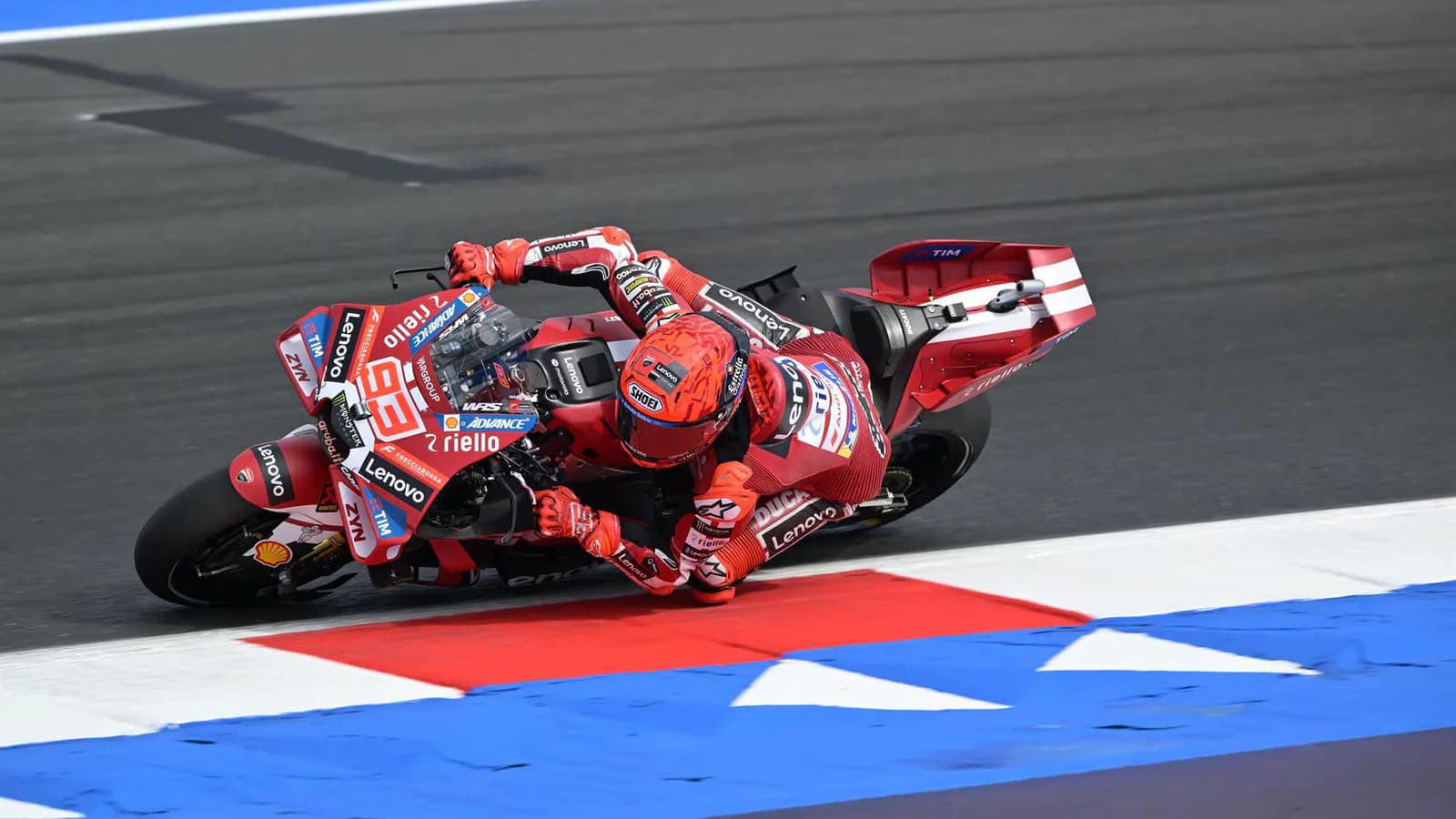 Marc Márquez se impuso en la Sprint de Misano por delante de Bezzecchi y Martín
