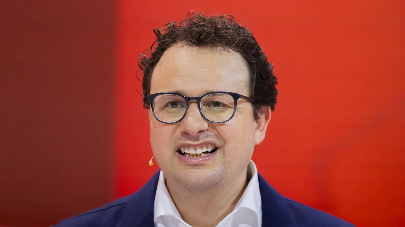 El CEO de Anthropic pidió frenar el desarrollo de la IA por riesgos de control