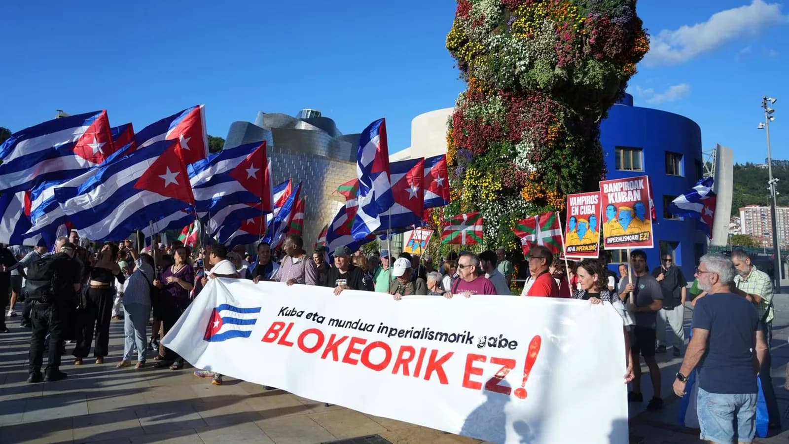 Más de medio millar marchó en Bilbao en apoyo a Cuba antes del concierto de Silvio Rodríguez