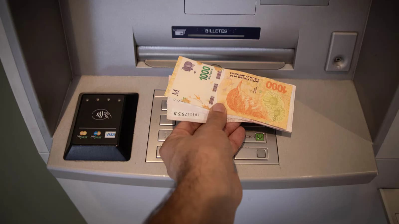 Milei enfrenta el desafío de recuperar apoyo entre la inflación y Malvinas
