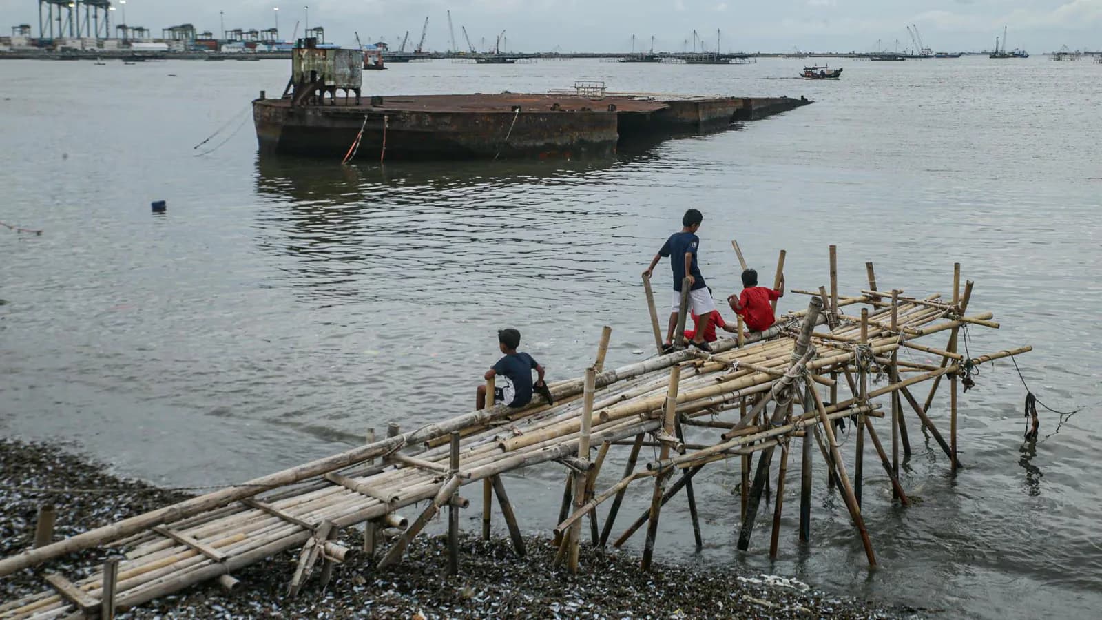 Buscan en el mar de Java un barco con 243 personas tras perder contacto