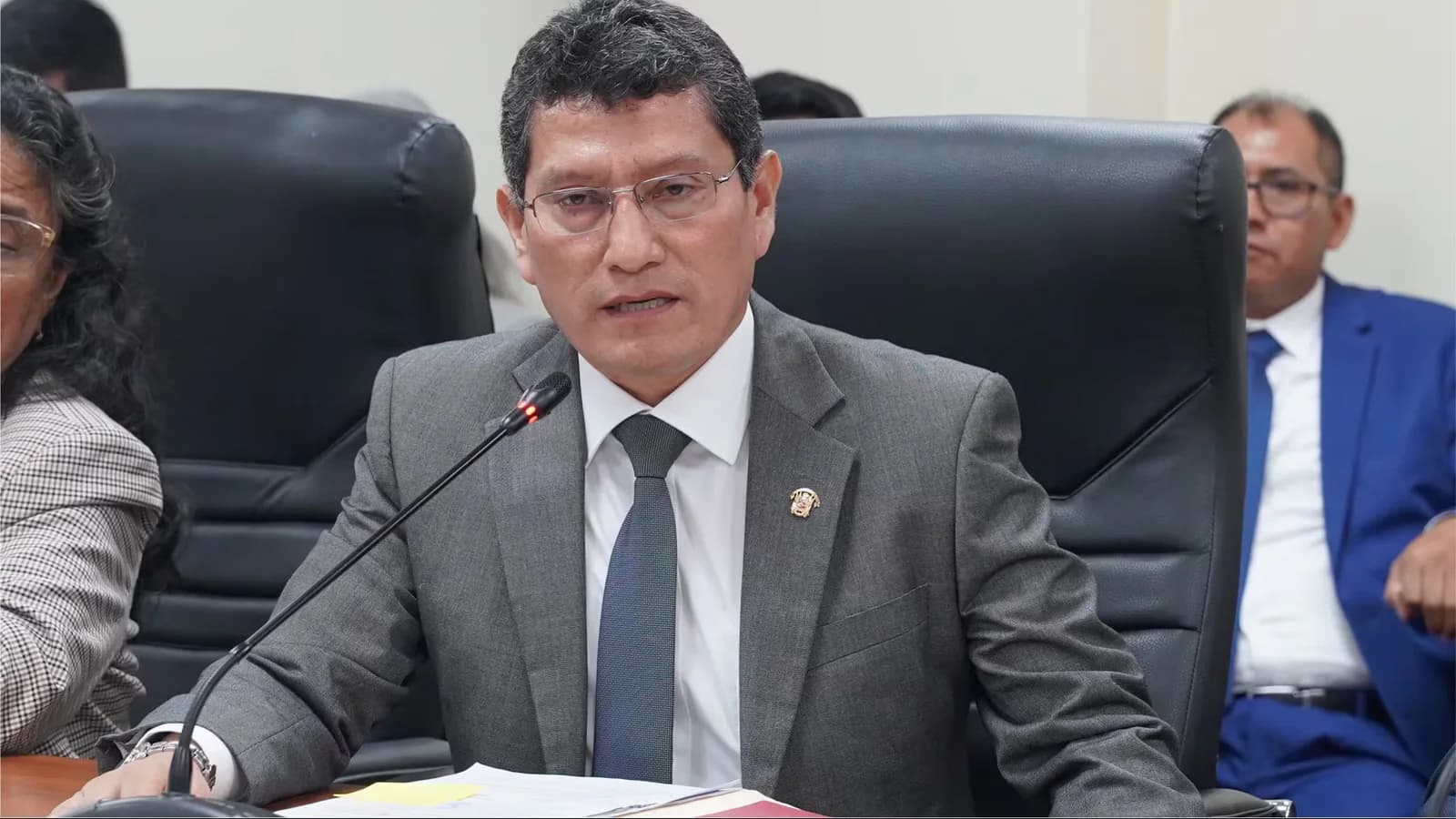 Harvey Colchado propone limitar la pensión de policías y militares electos