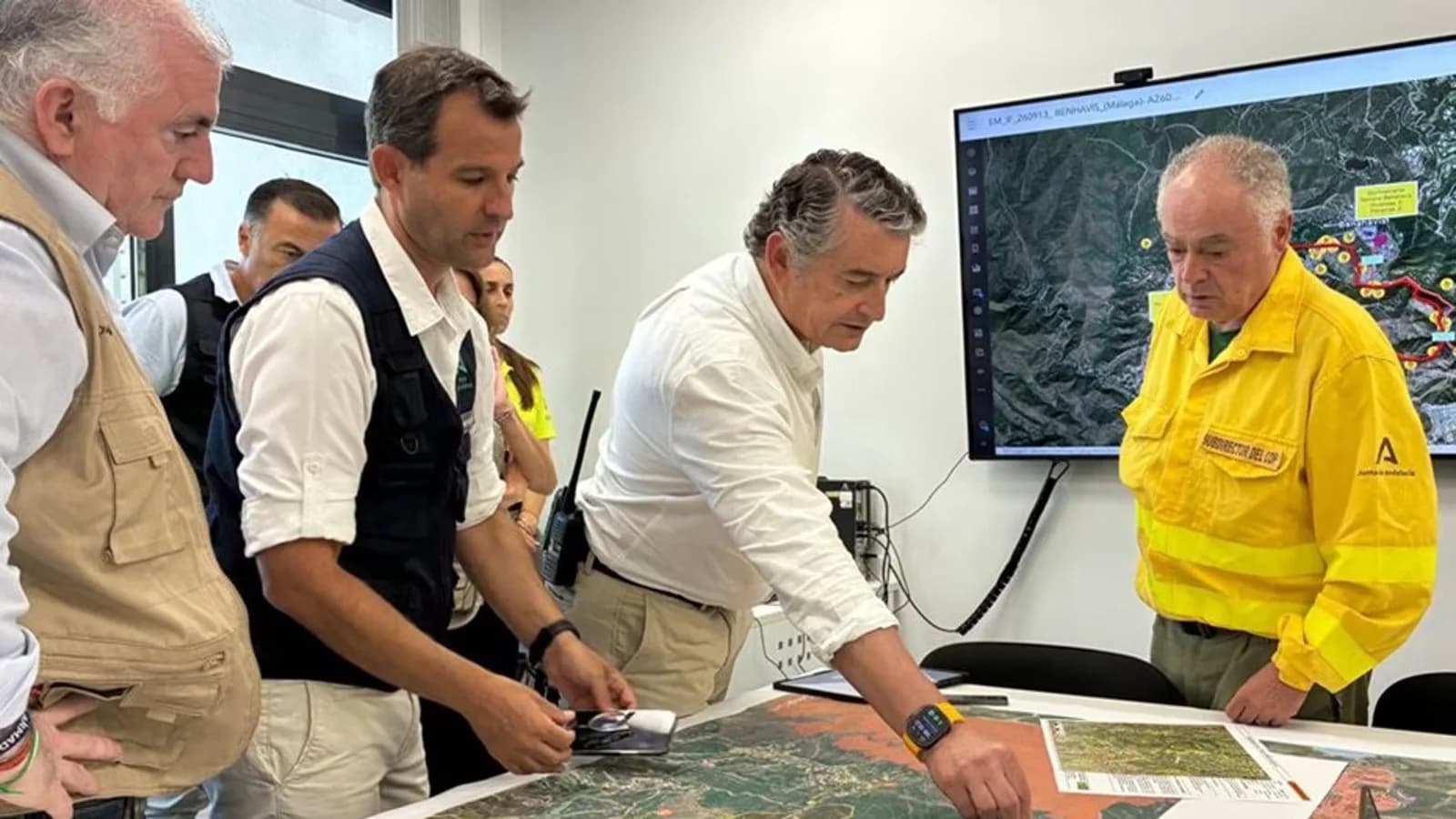 El operativo contra el incendio de Benahavís continuará durante la noche