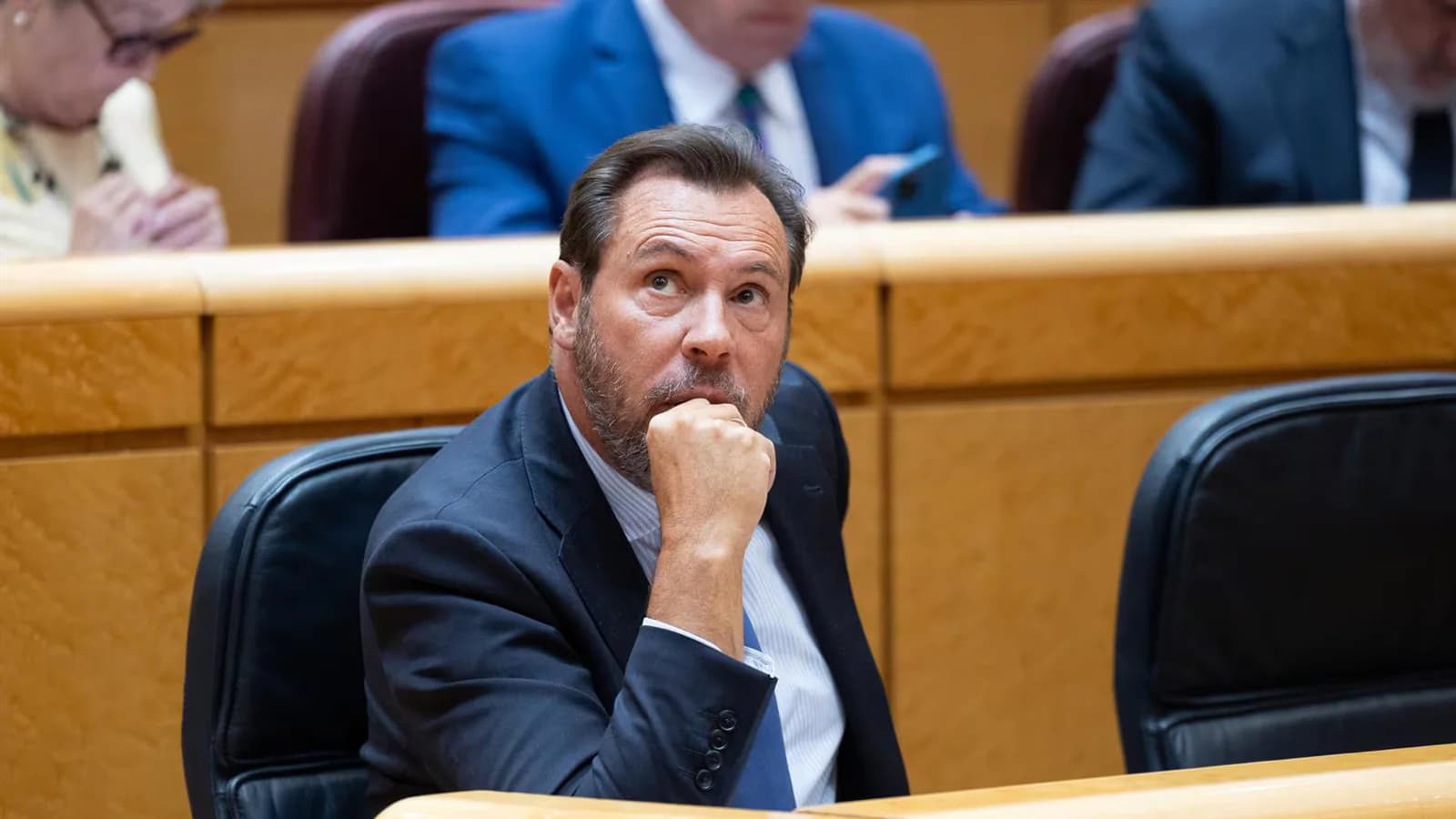 Almeida acusa a Puente de actuar como opinador tras criticar la F1 en Madrid