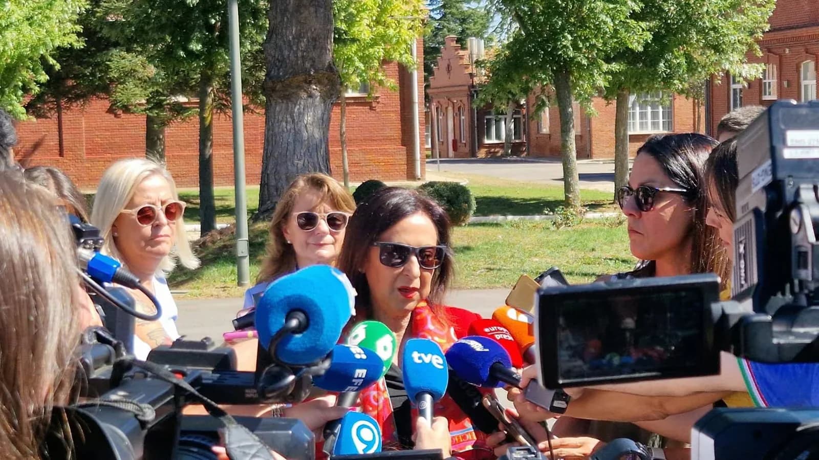 Robles advierte que la situación en Ceuta “es muy difícil” y respalda a mujeres y niñas