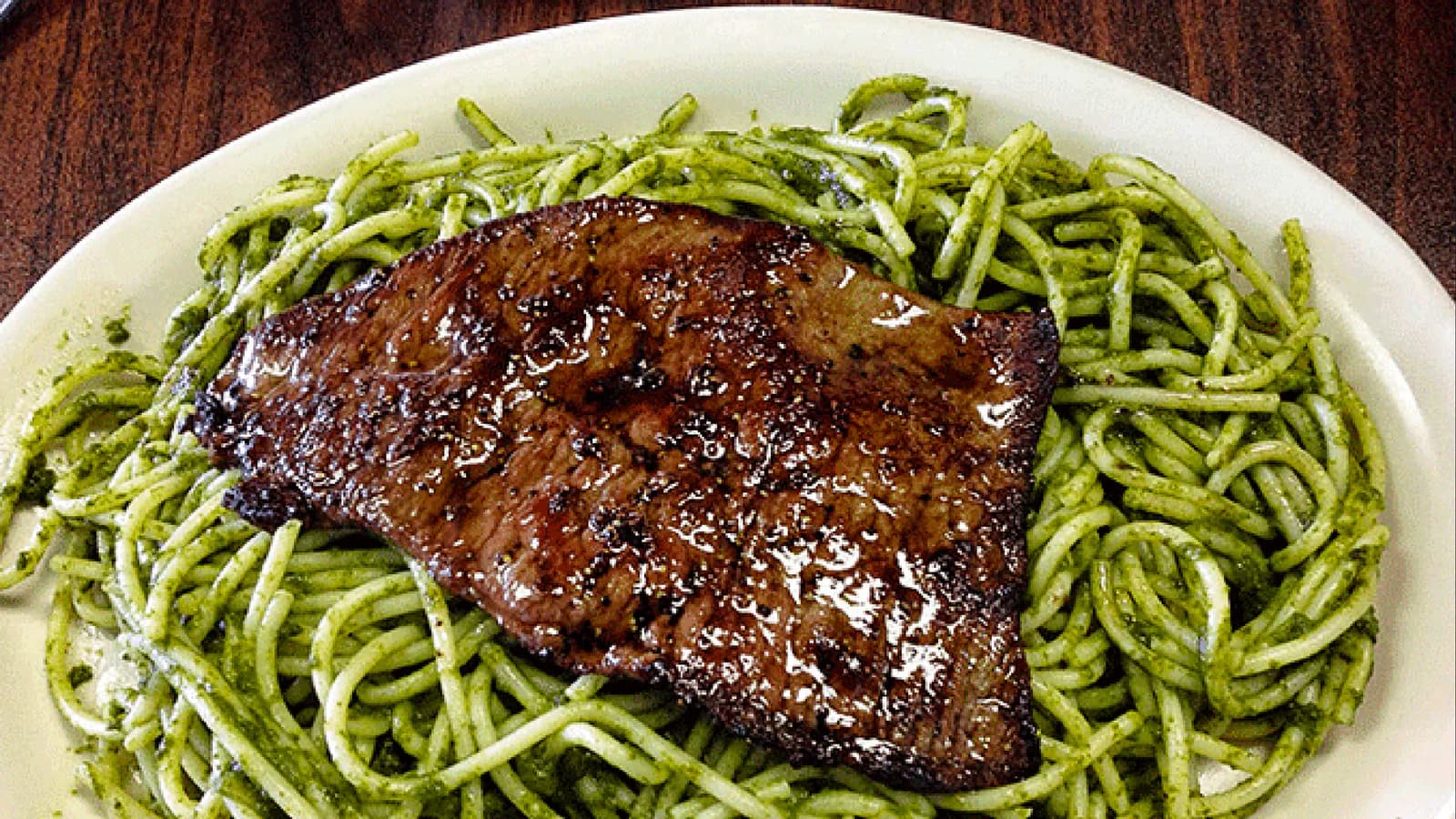 Tallarines verdes peruanos: receta cremosa para cuatro personas